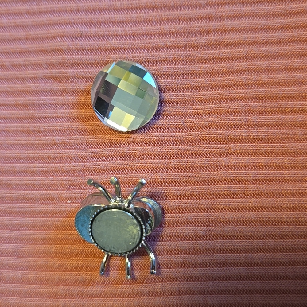 Mini Magnetic Spider Pin - Picture 2 of 2